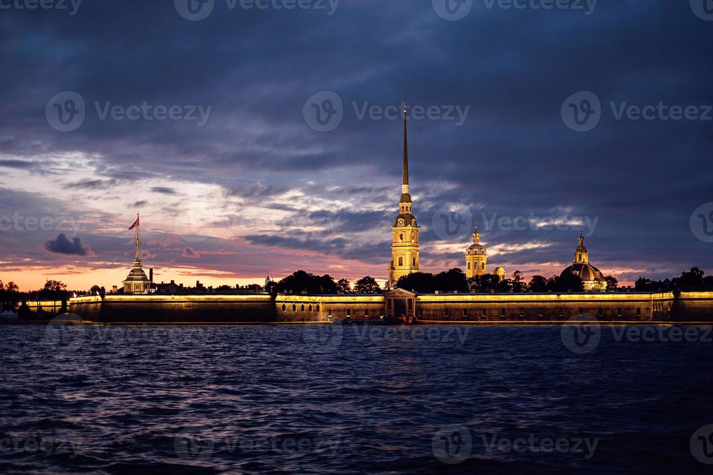 São Petersburgo, Rússia. Fortaleza de Peter e Paul à noite foto