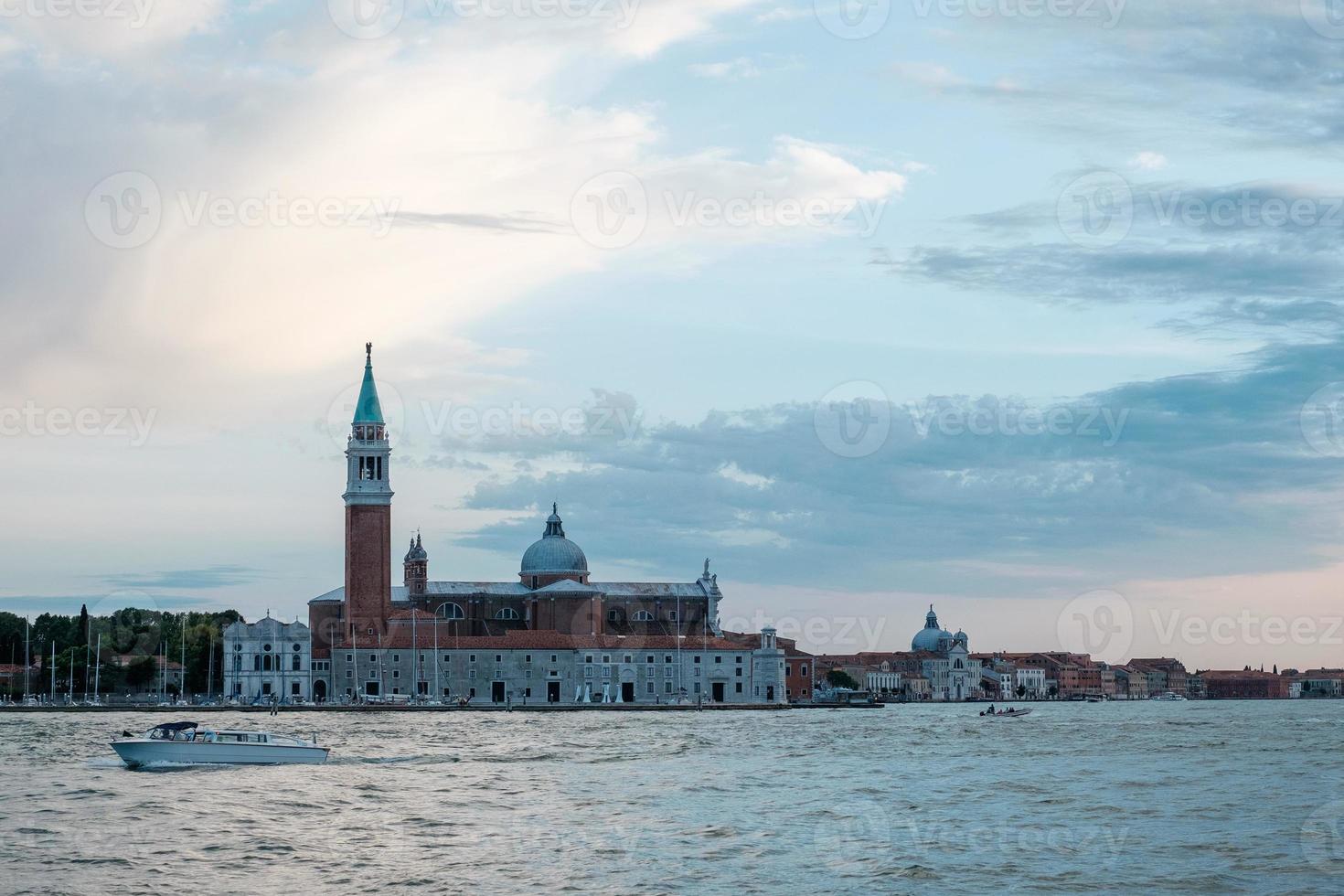 ilha de san giorgio maggiore ao pôr do sol, veneza, itália, vista do mar foto