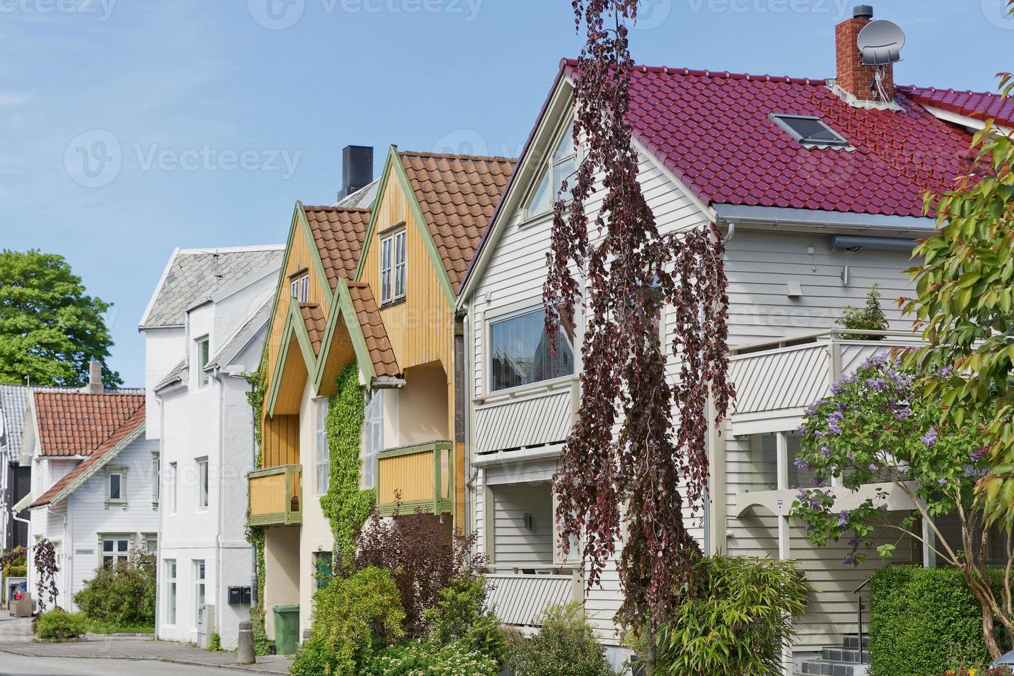 casas de madeira tradicionais em gamle, stavanger, noruega foto