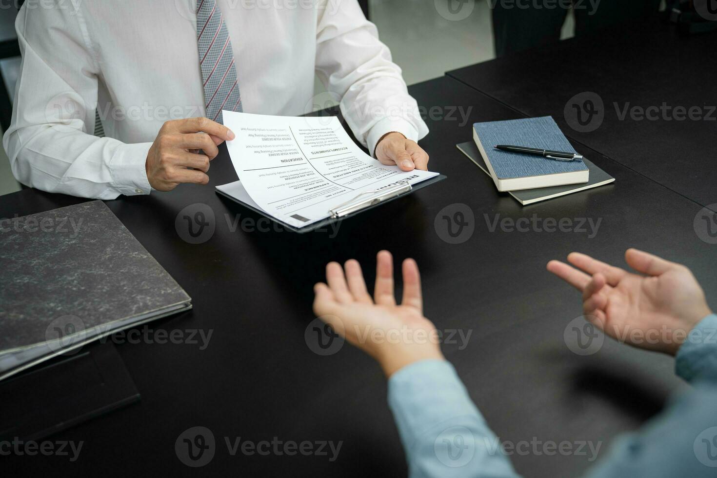 examinador lendo uma currículo durante trabalho entrevista às escritório o negócio e humano Recursos conceito. foto