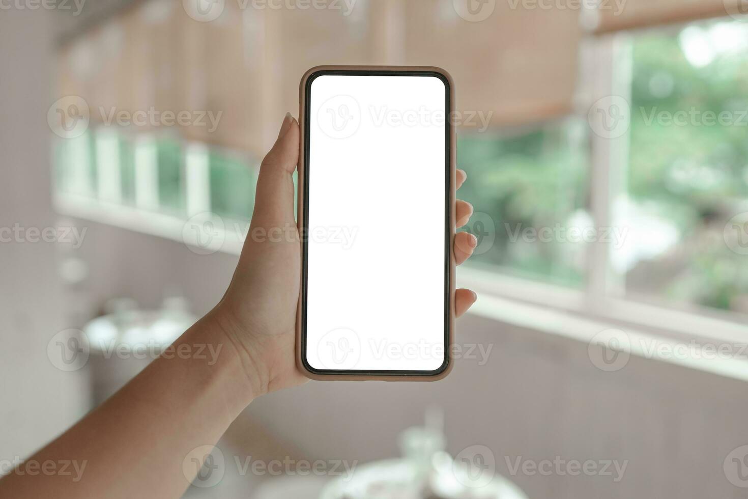 mulheres mãos segurando célula Telefone em branco cópia de espaço tela. inteligente telefone com tecnologia conceito foto