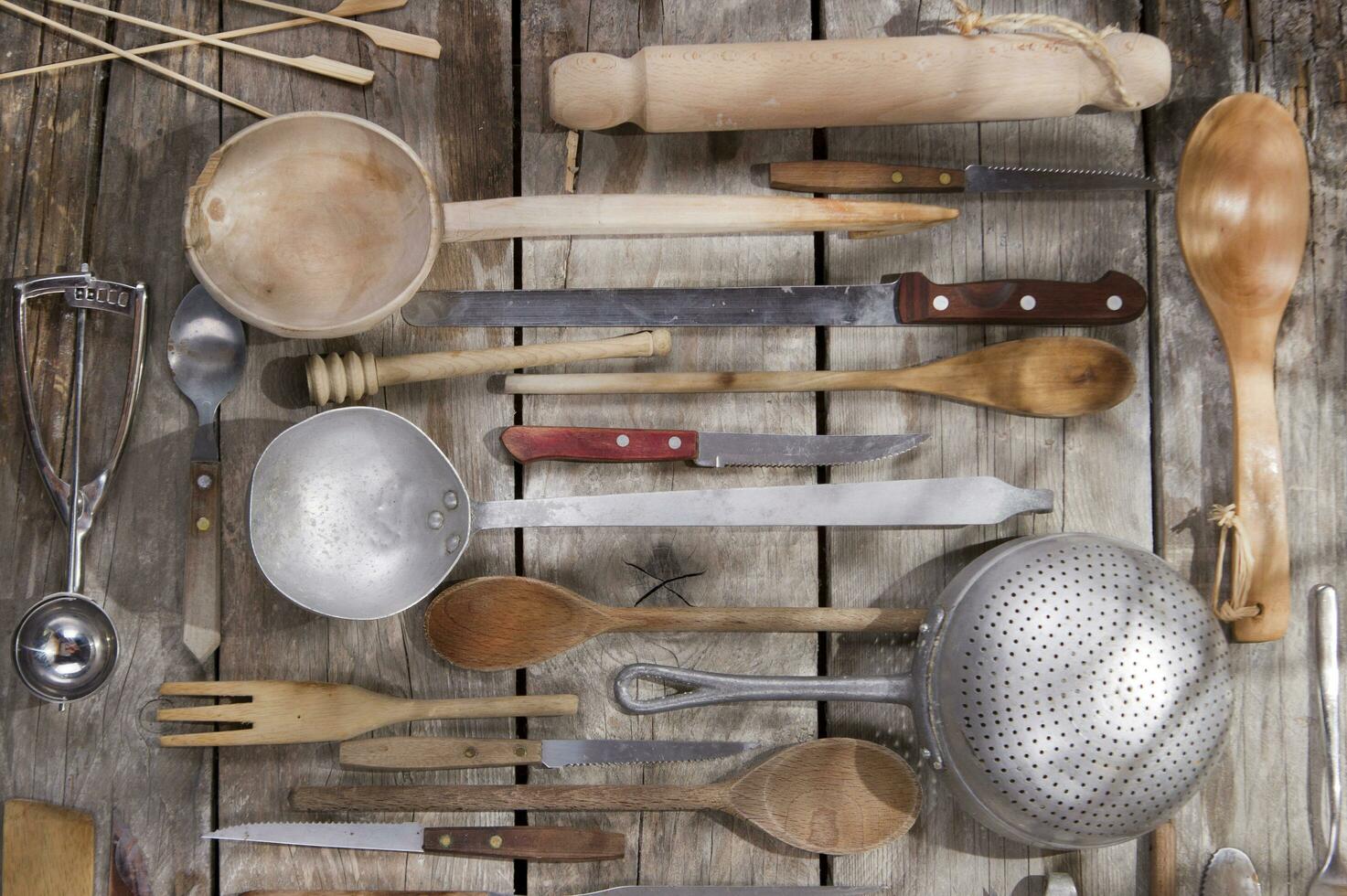 uma grupo do diferente utensílios em uma mesa foto