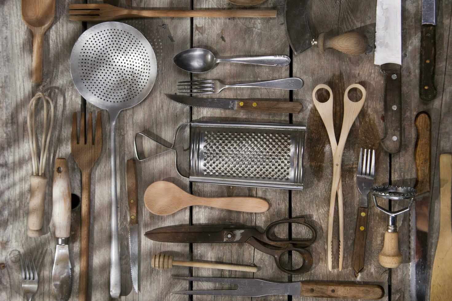 uma grupo do diferente utensílios em uma mesa foto