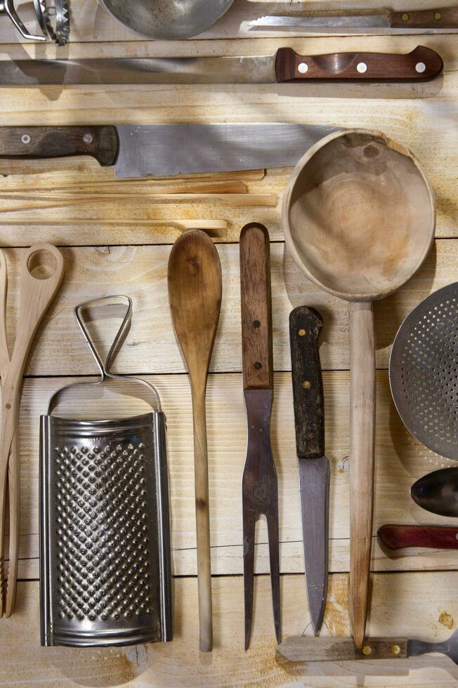 uma grupo do diferente utensílios em uma mesa foto