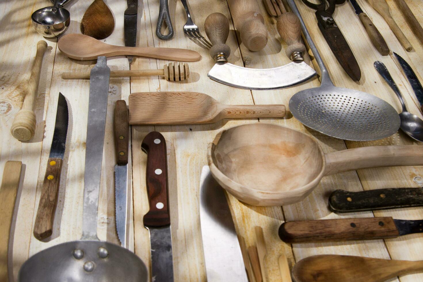 uma grupo do diferente utensílios em uma mesa foto