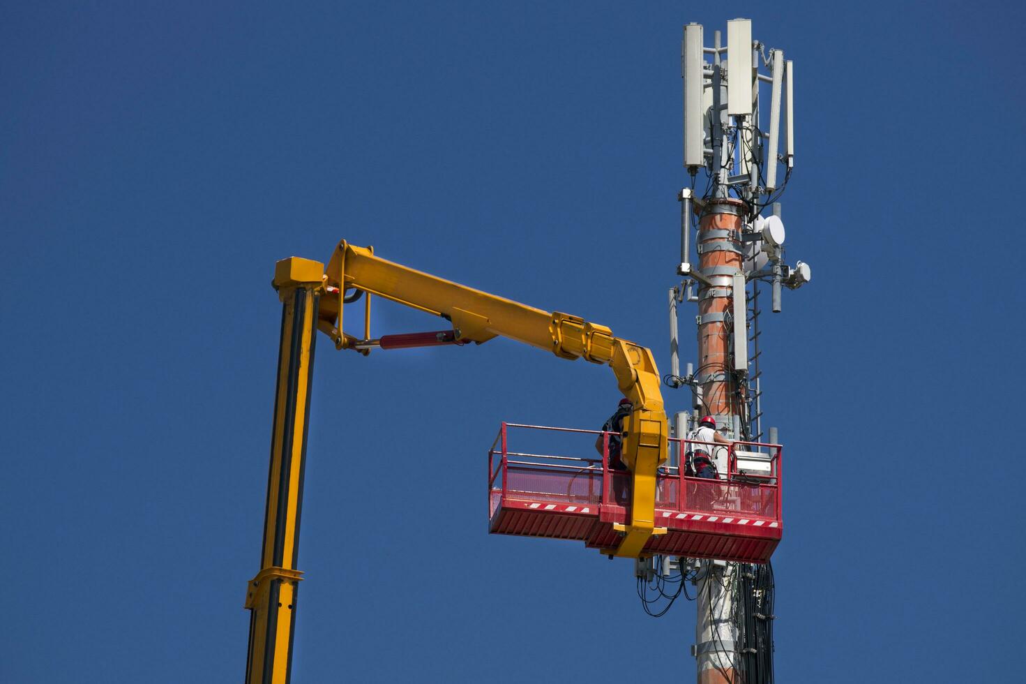 manutenção para a antena para comunicações foto