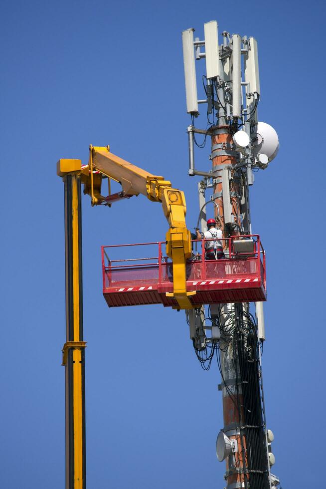 manutenção para a antena para comunicações foto