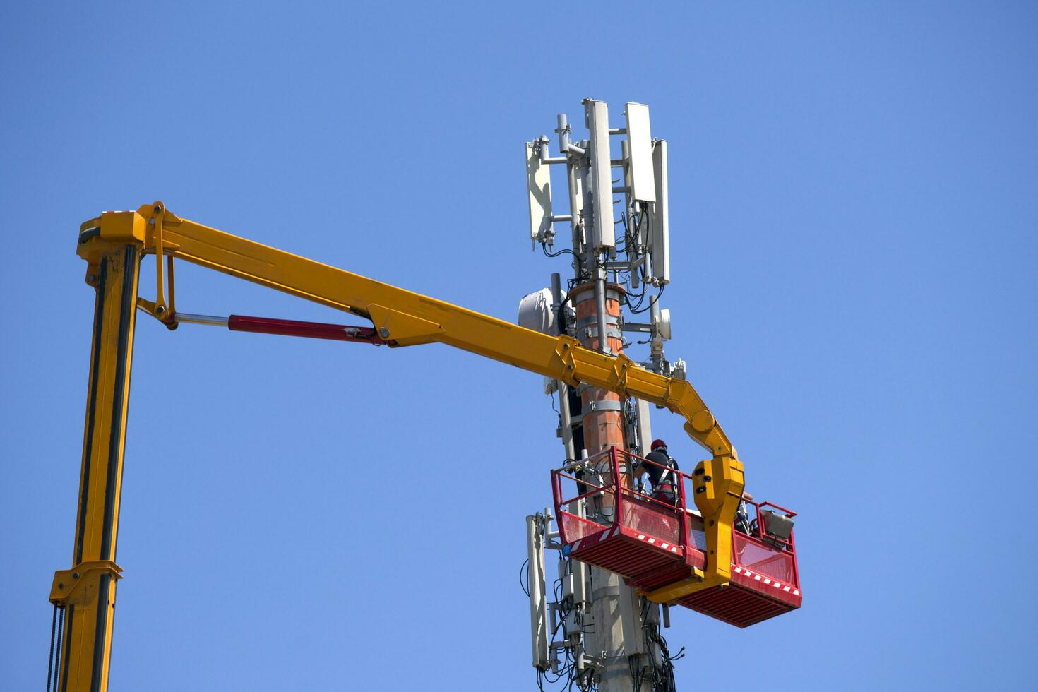 manutenção para a antena para comunicações foto