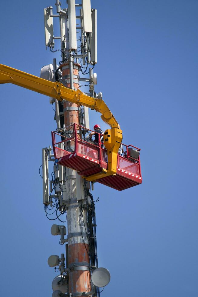 manutenção para a antena para comunicações foto