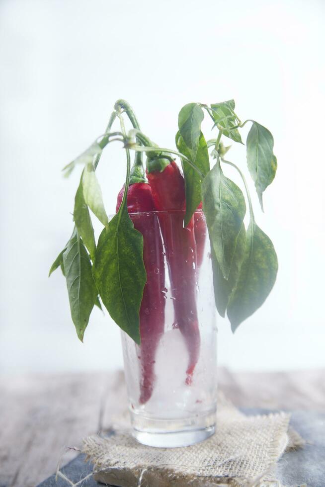 uma vidro preenchidas com verde e vermelho pimentas foto