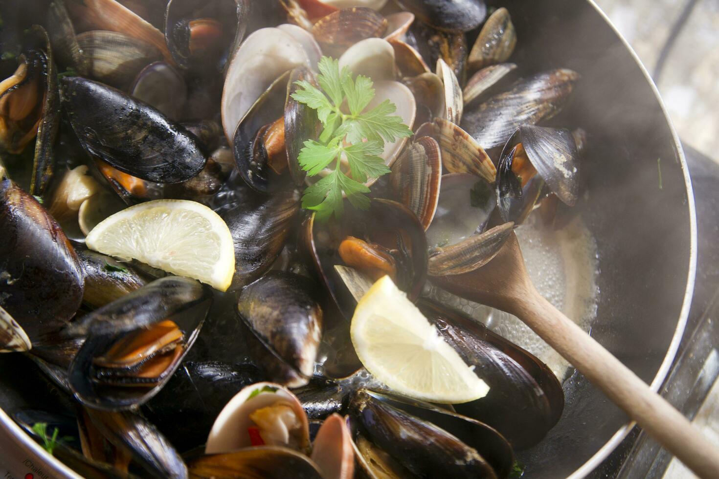 uma panela preenchidas com mexilhões e de outros frutos do mar foto