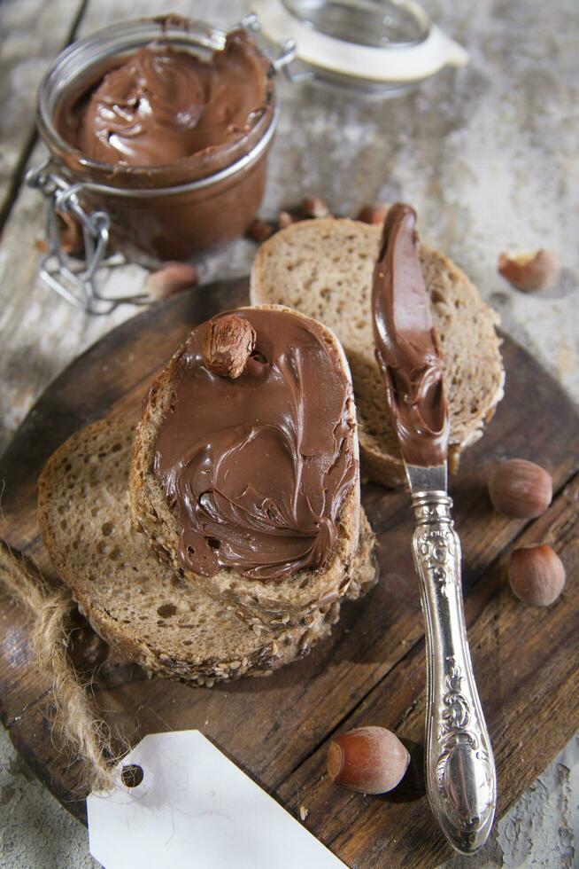 chocolate espalhar em torrada com uma tag foto