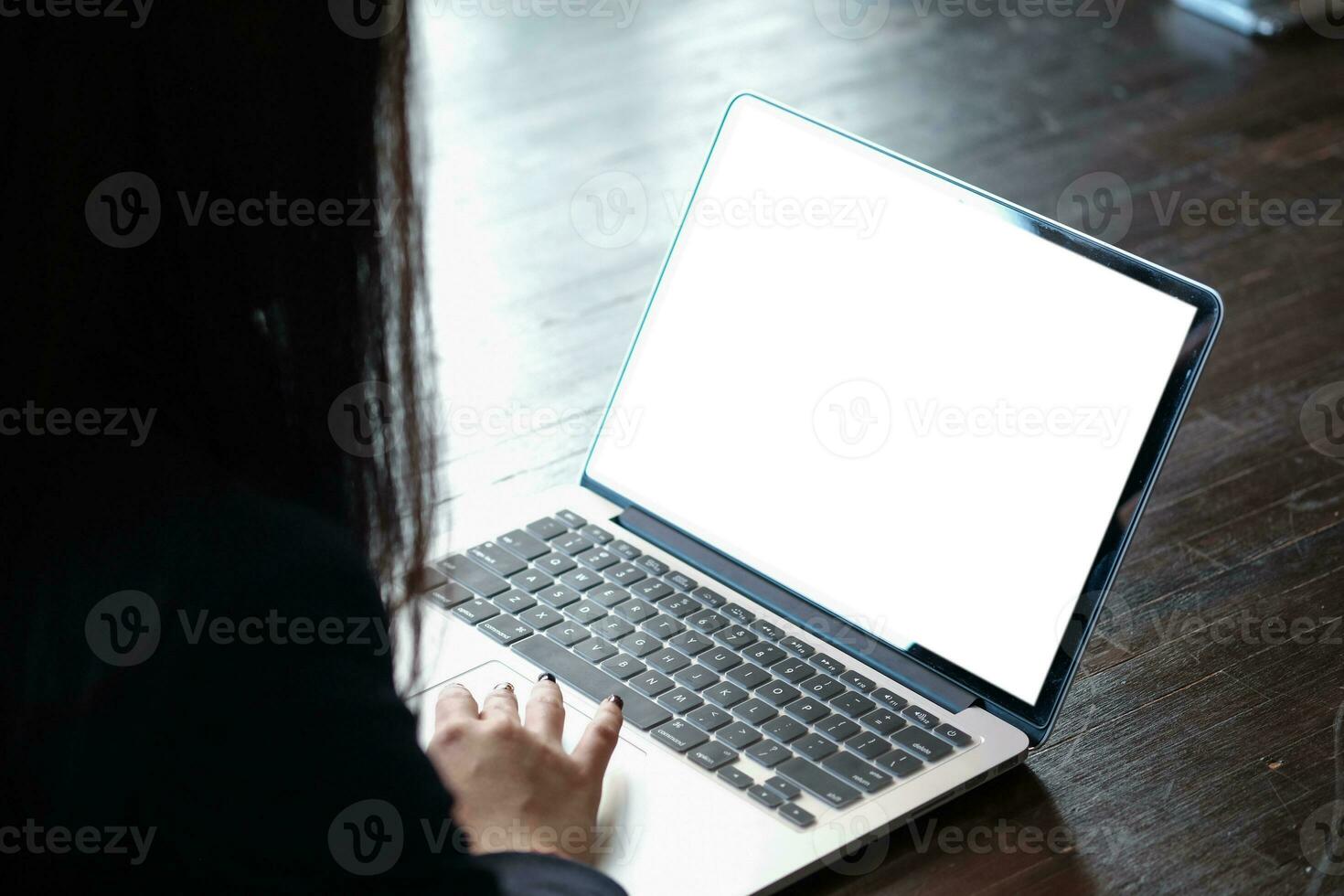 casual o negócio mulher trabalho conectados em computador portátil que mão em teclado dentro dela casa isolado tela dentro computador portátil em branco branco tela. foto