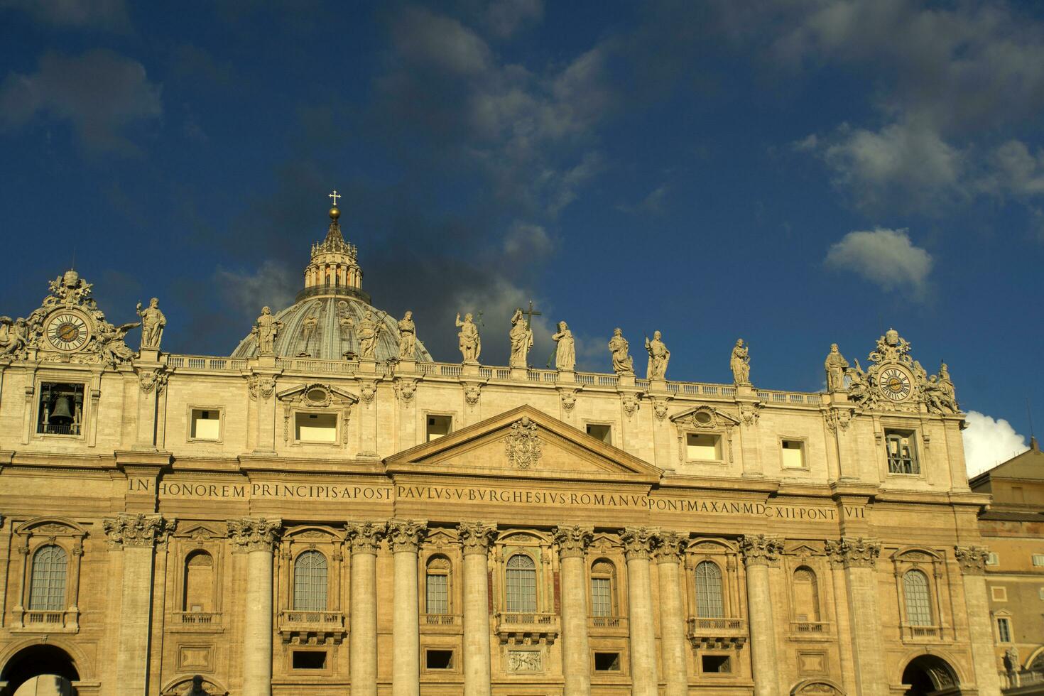 a basílica do st. Peter às alvorecer foto