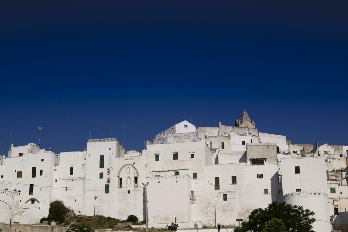 Ostuni a branco cidade foto