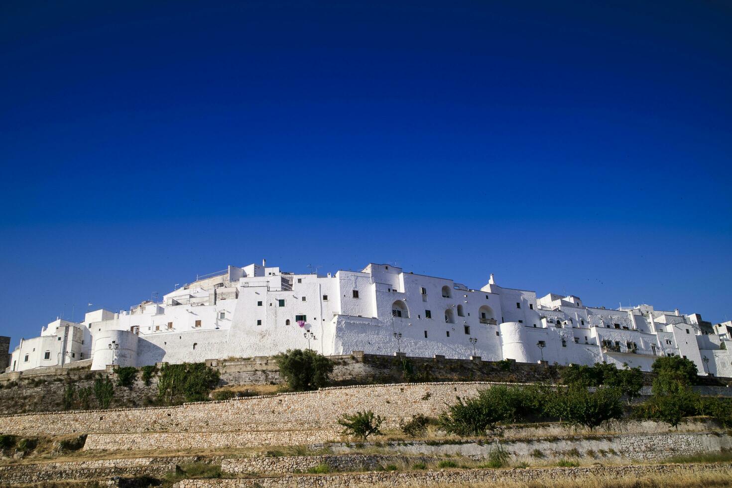 Ostuni a branco cidade foto