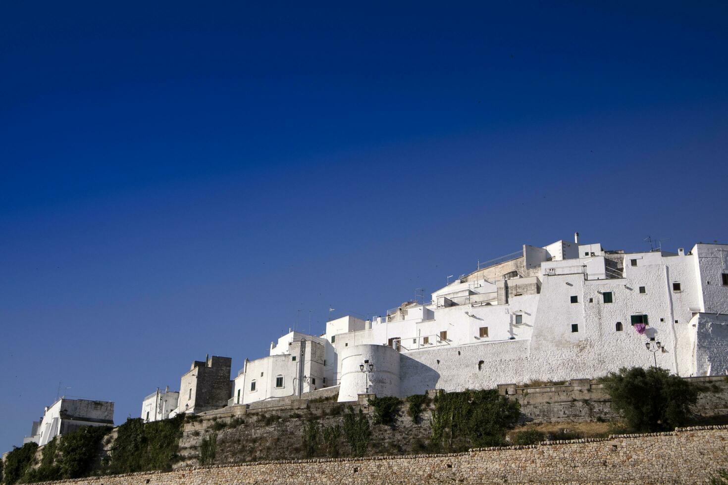 Ostuni a branco cidade foto