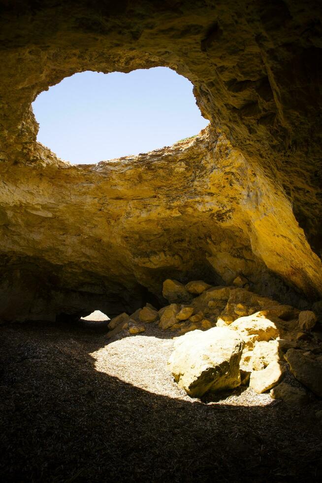 abertura do uma natural caverna foto