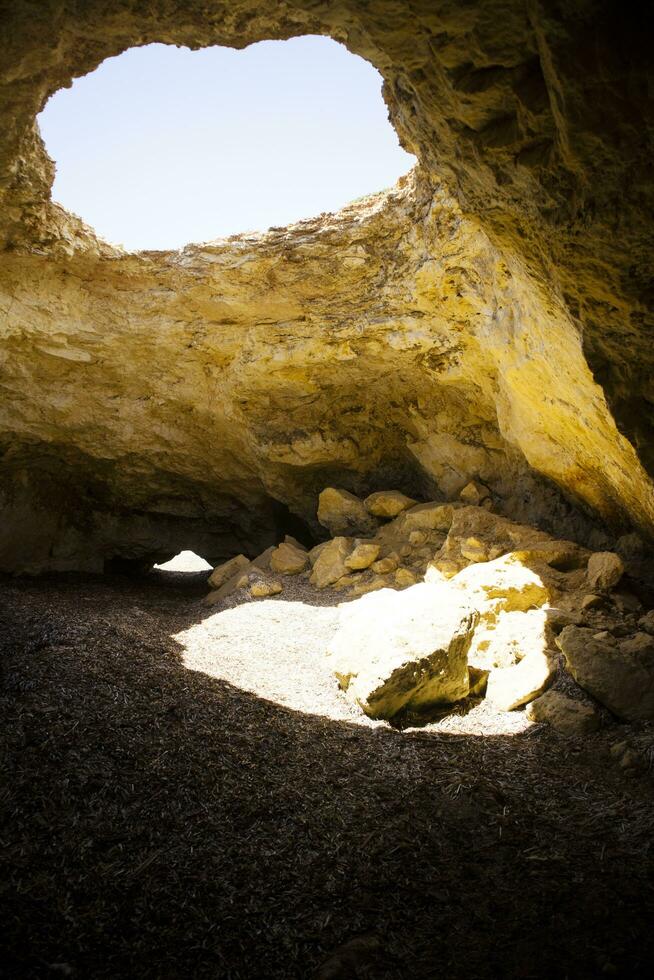 abertura do uma natural caverna foto