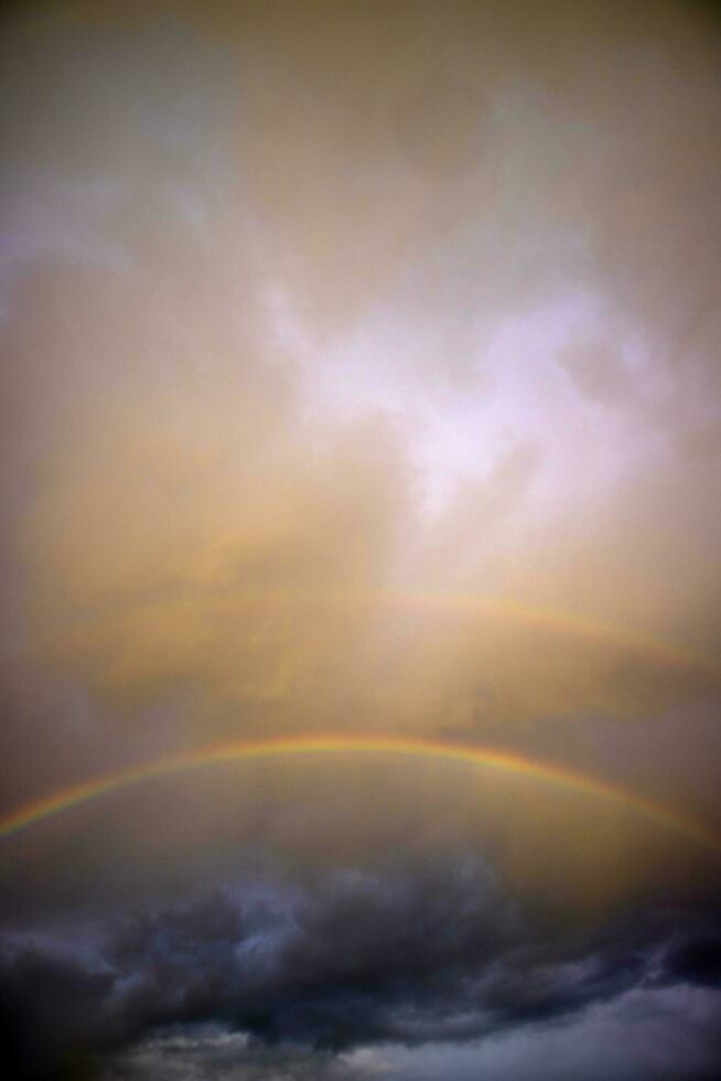 a arco Iris depois de a tempestade foto