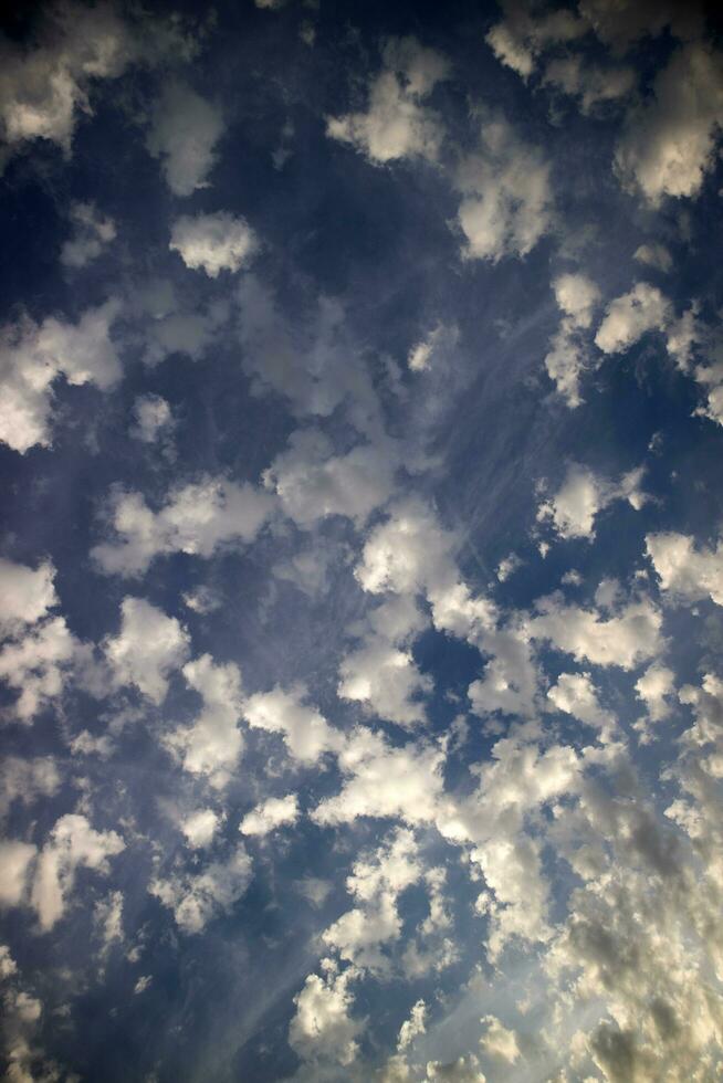 a geométrico composição do a pequeno nuvens foto