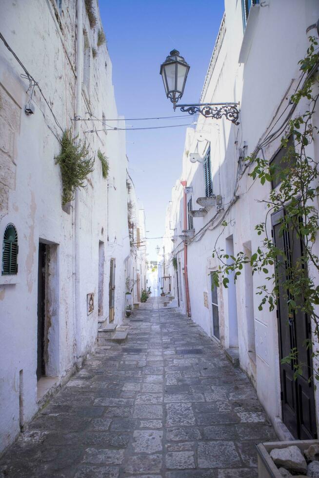 a branco ruas do Ostuni dentro Salento puglia foto