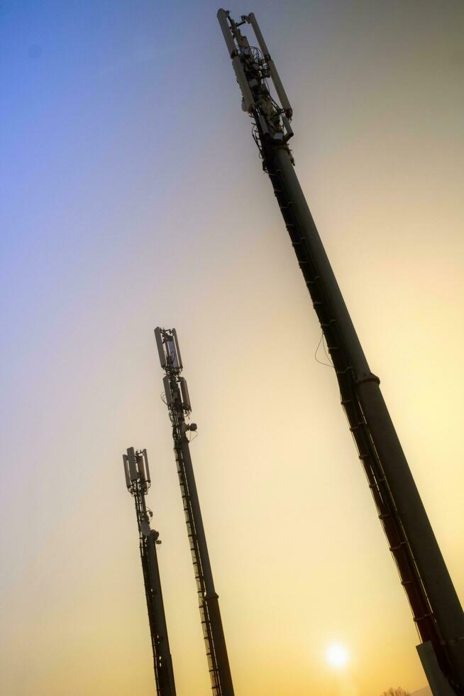 antena para Móvel telefonia visto contra a luz foto