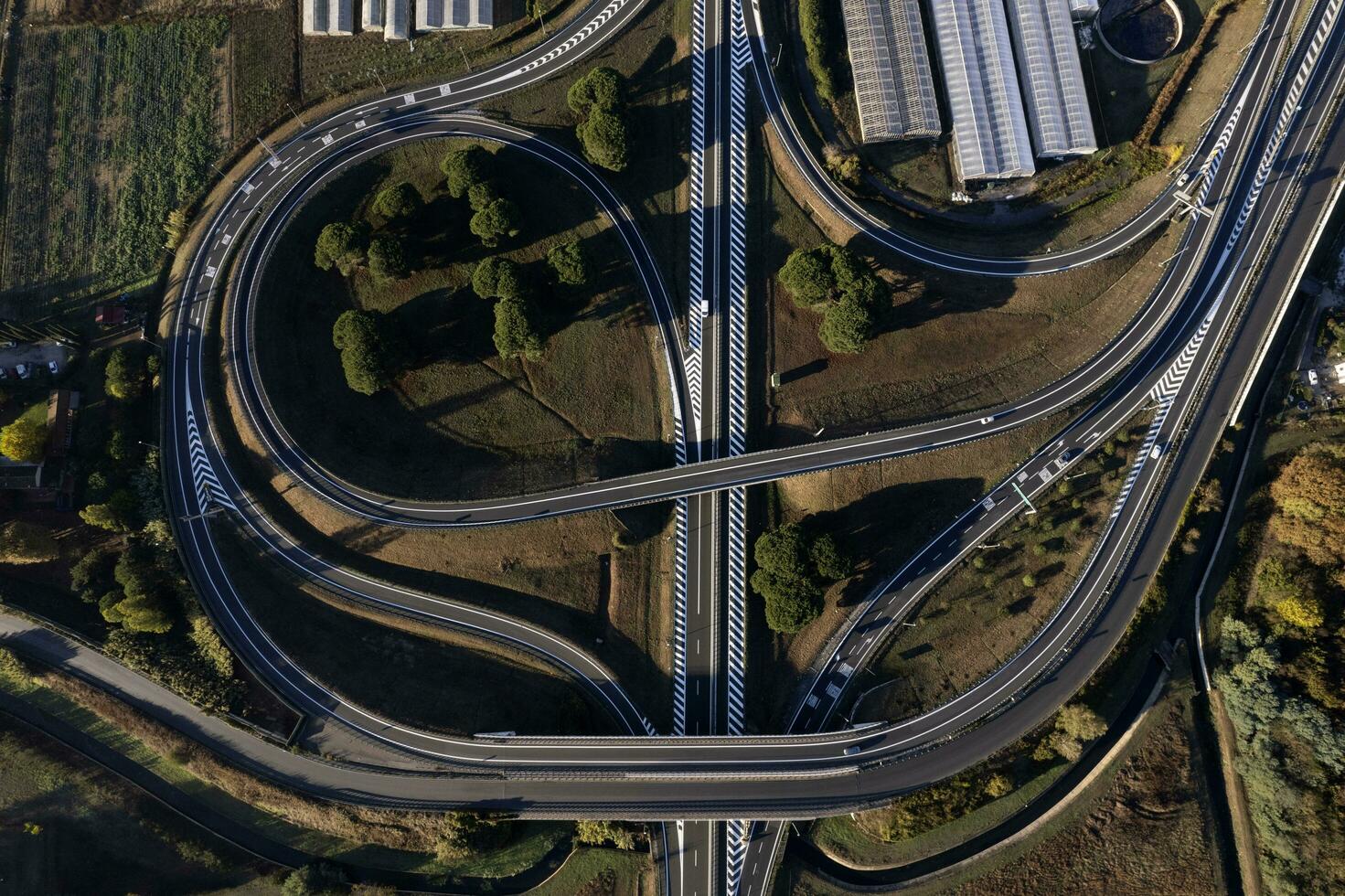 aéreo Visão do uma auto-estrada junção fotografado durante a dia foto