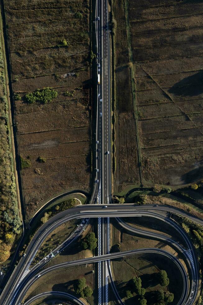 aéreo Visão do uma auto-estrada junção fotografado durante a dia foto