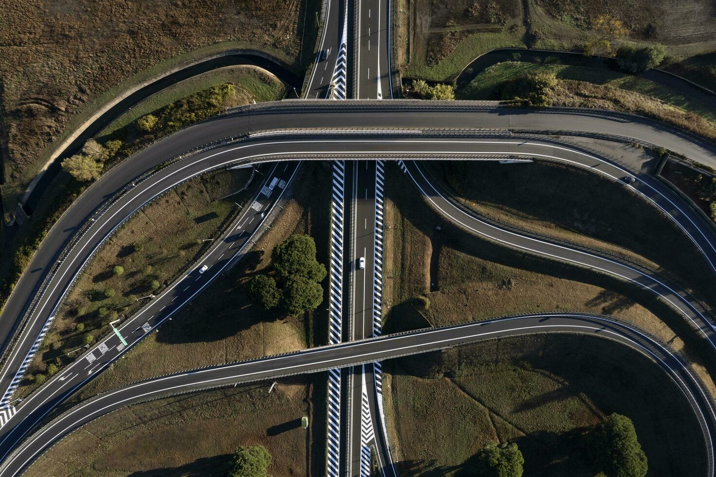 aéreo Visão do uma auto-estrada junção fotografado durante a dia foto