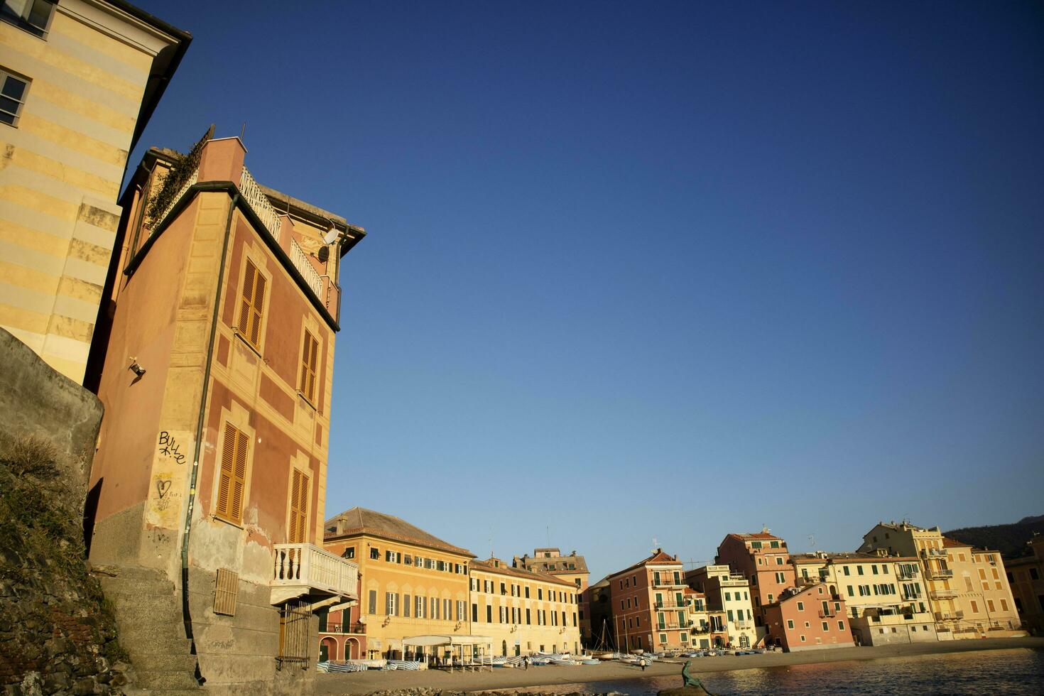 nascer do sol Visão do a baía do silêncio dentro sestri levante foto