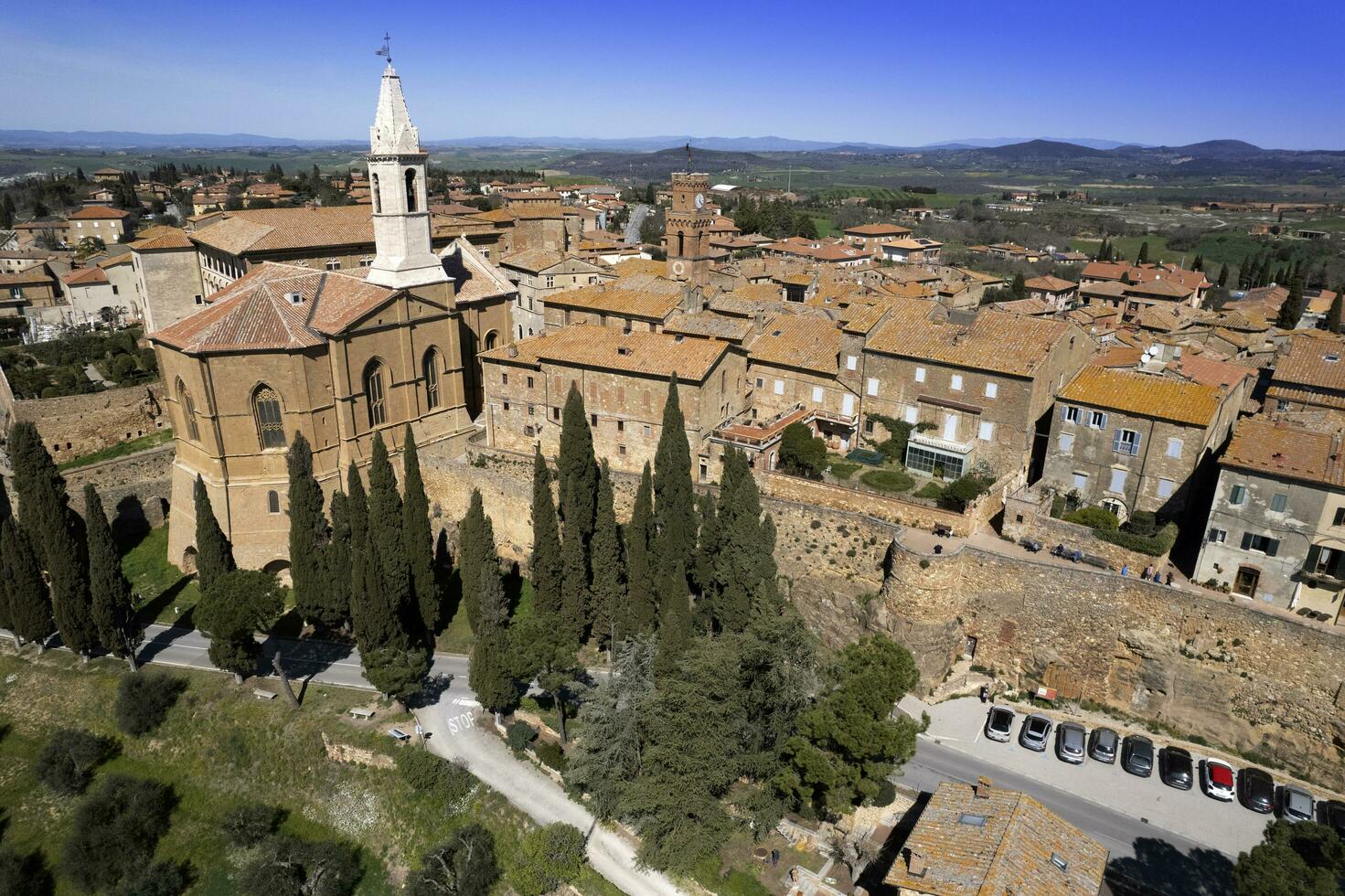 aéreo Visão do a medieval Vila do pienza Siena foto