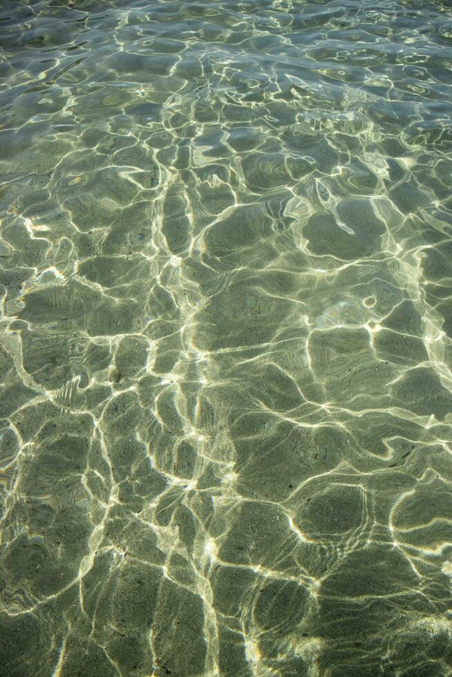 reflexões do luz em a ondas do a mar foto