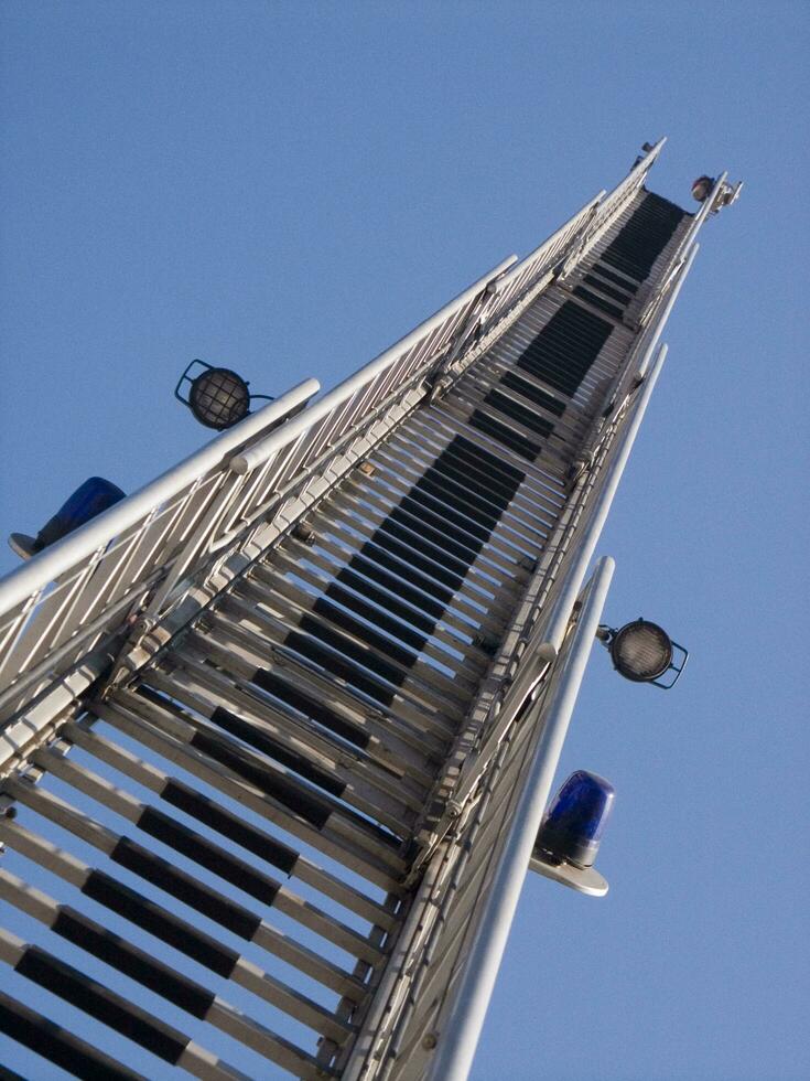 uma alta metal torre com uma azul céu dentro a fundo foto