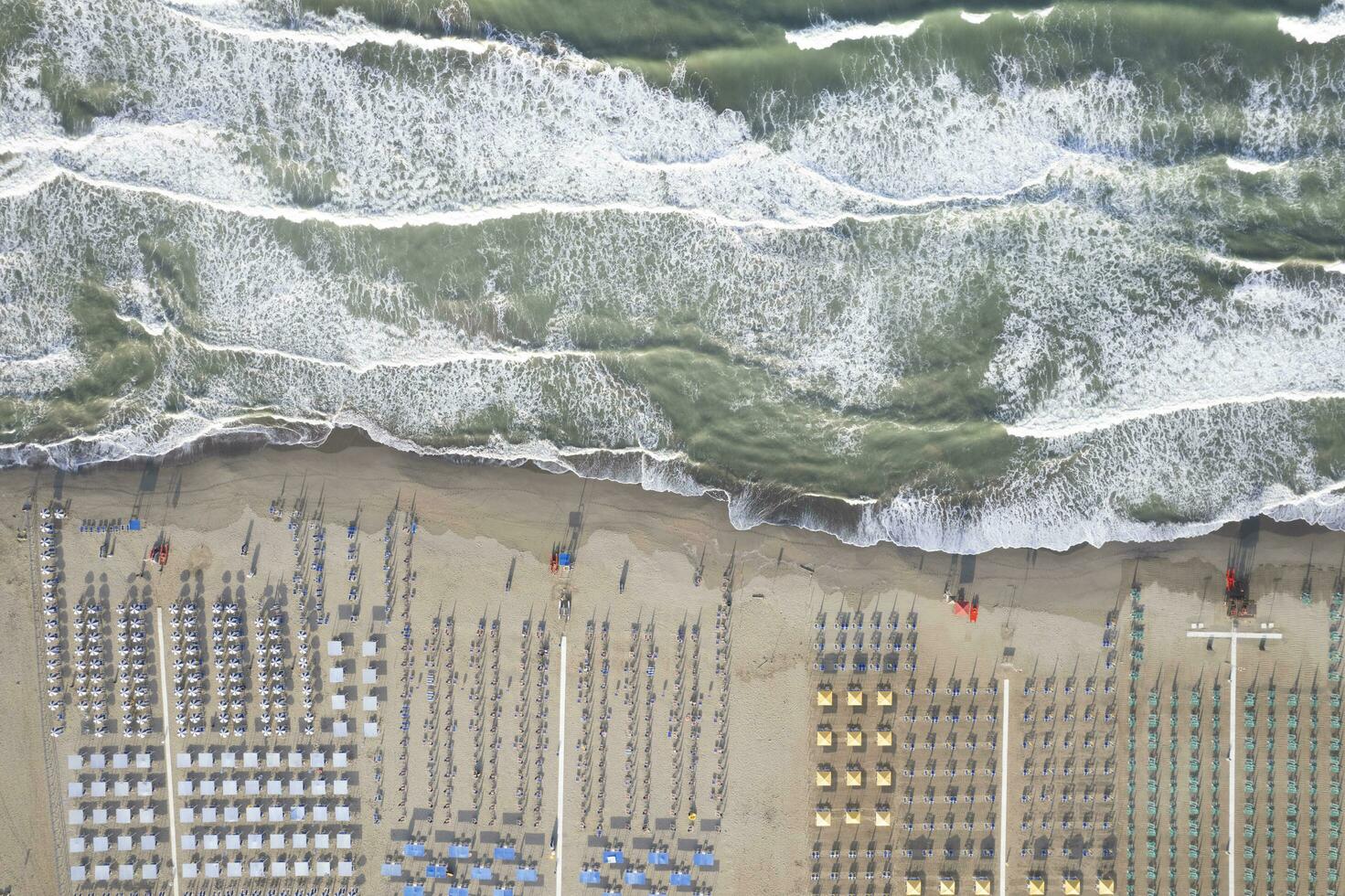 a equipado de praia do versilia visto a partir de acima foto