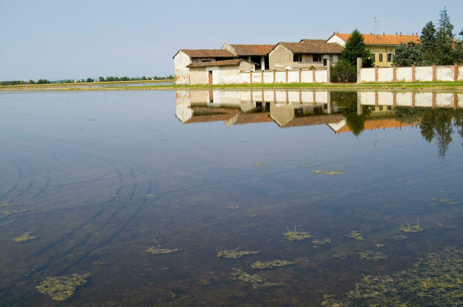 antigo fazendas dentro a arroz Campos dentro Vercelli Itália foto