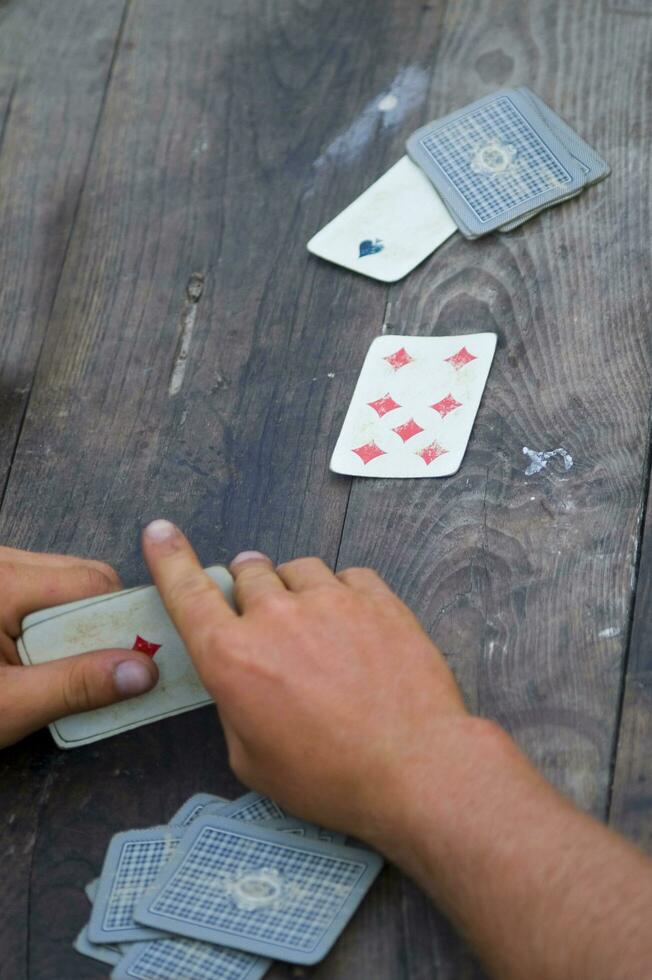 uma pessoa é jogando cartões com uma área coberta do cartões foto