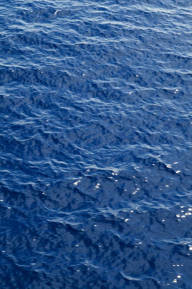 a aéreo Visão do a oceano com uma barco dentro a água foto