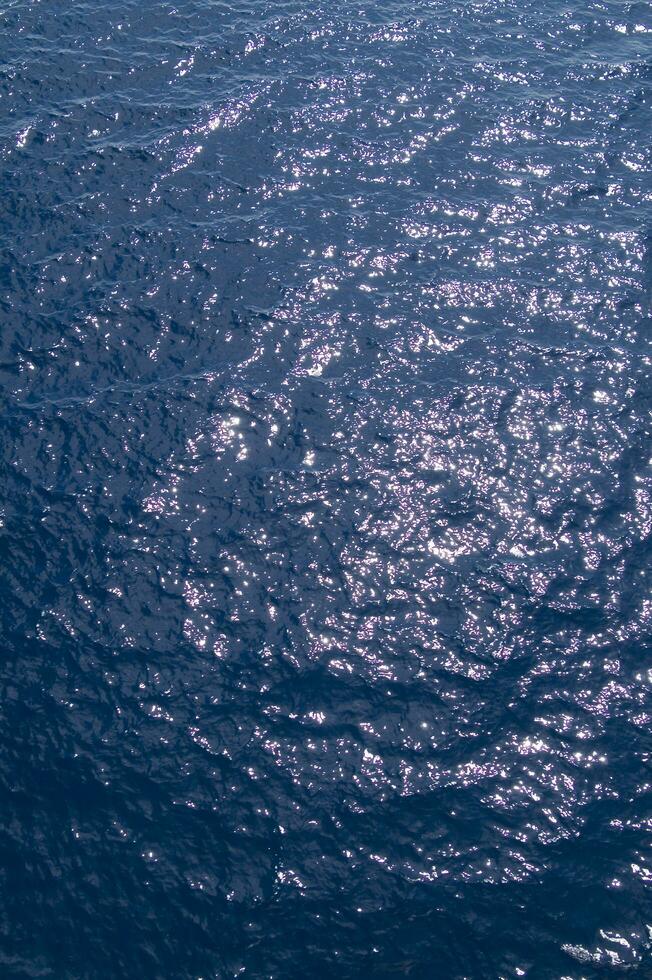 a aéreo Visão do a oceano com uma barco dentro a água foto