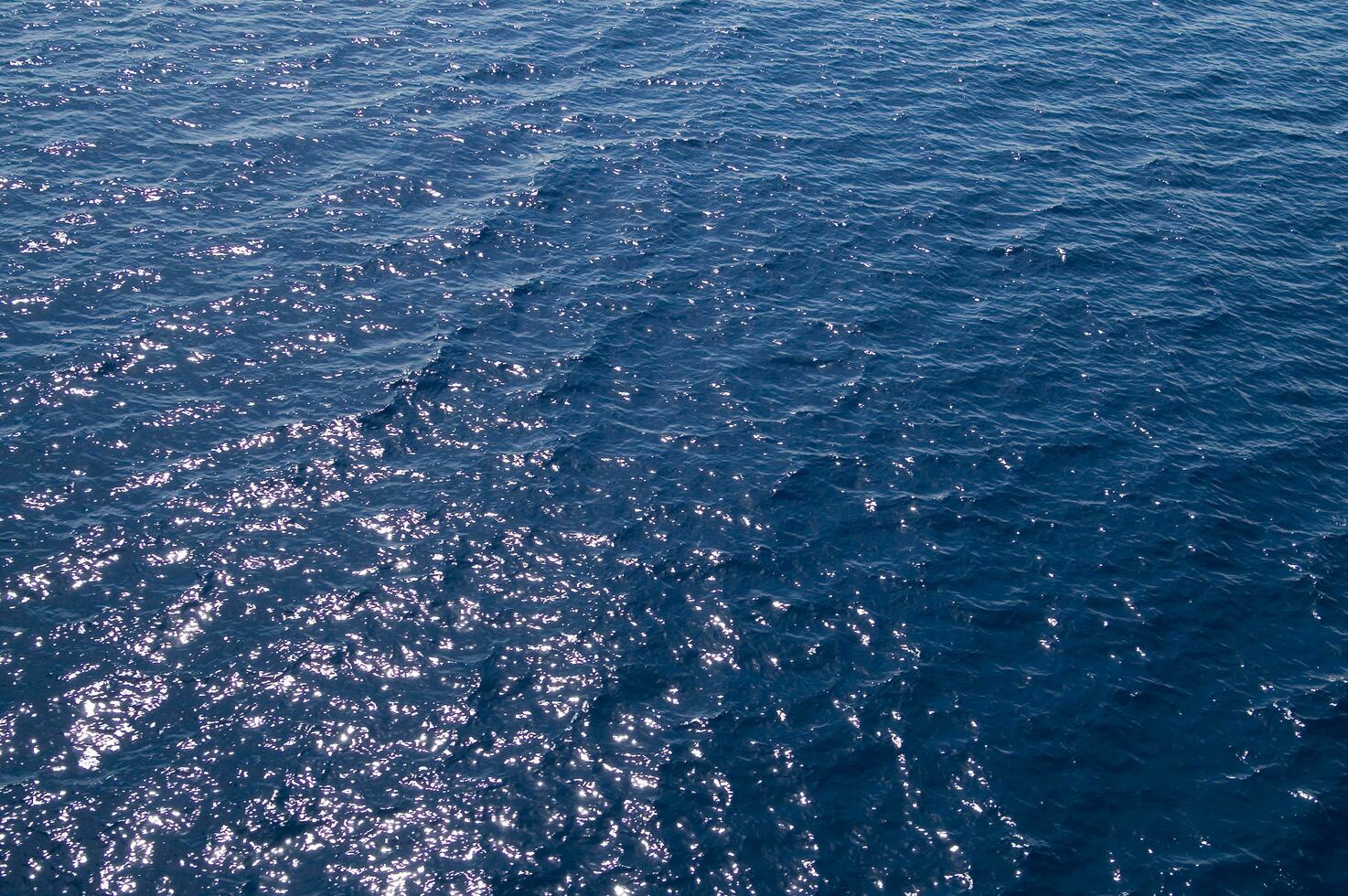 a aéreo Visão do a oceano com uma barco dentro a água foto