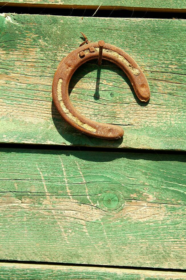 uma cavalo sapato em uma de madeira parede foto