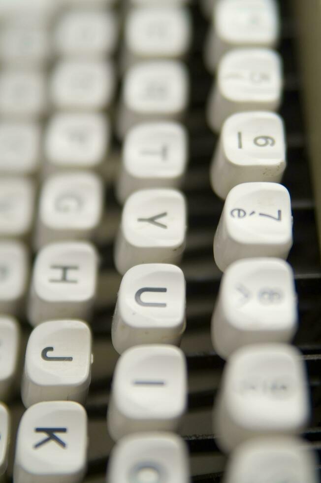 uma fechar acima do uma máquina de escrever teclado com a cartas opa foto