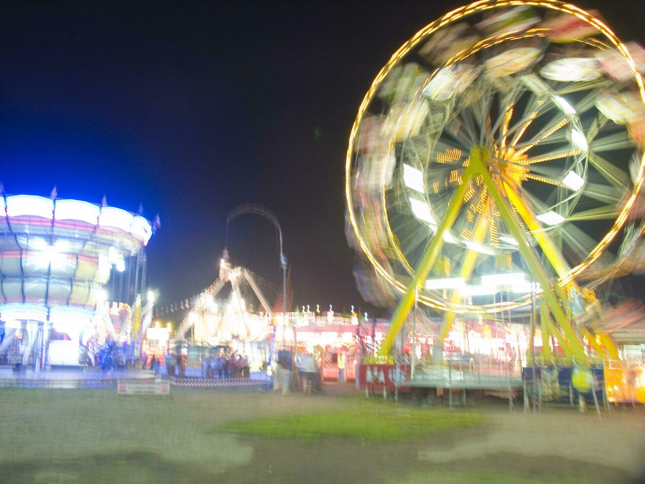 Visão do uma parque de diversões às noite foto