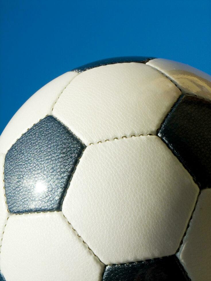 uma fechar acima do uma futebol bola com couro foto