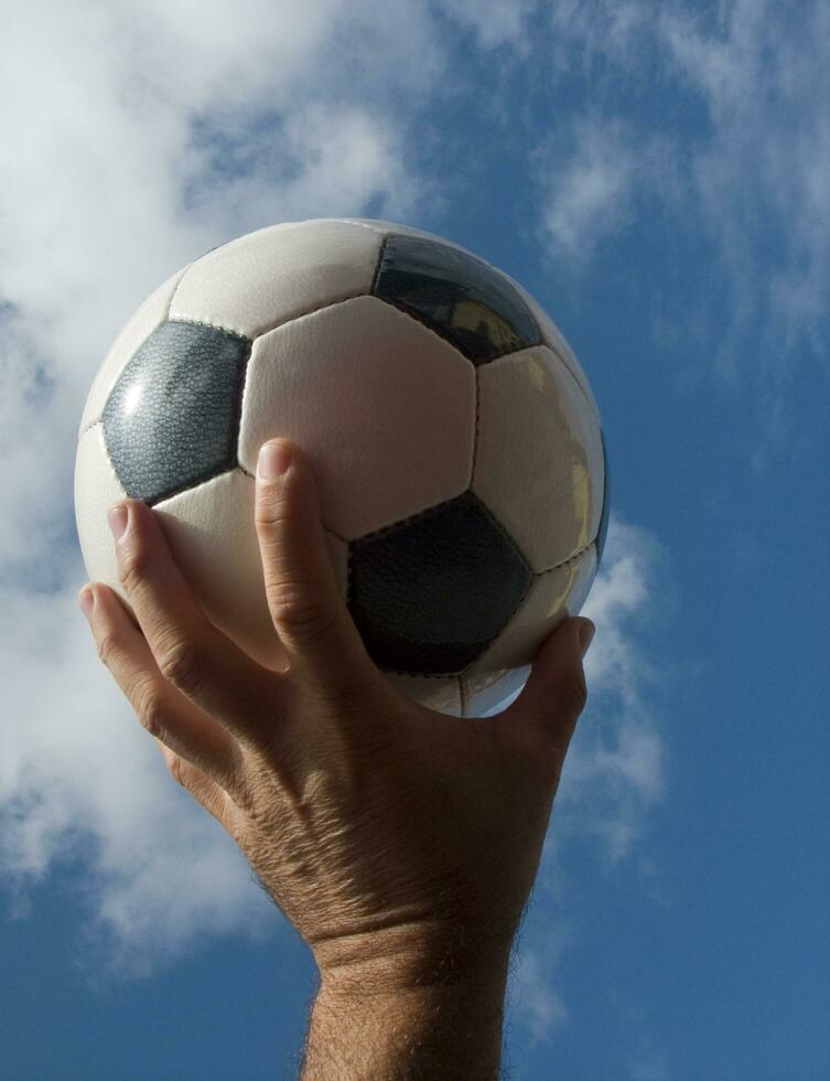 uma fechar acima do uma futebol bola com couro foto