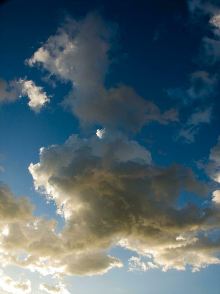 uma jato avião vôo através uma nublado céu foto