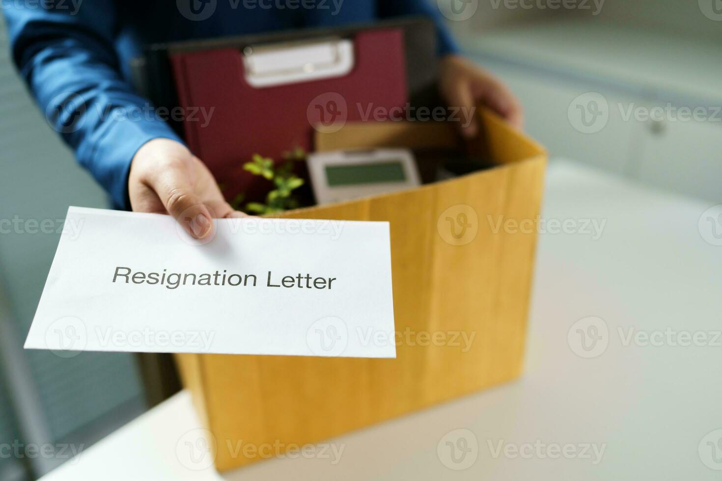 Sair trabalho o negócio homem enviando renúncia carta e embalagem coisa demitir-se deprimir ou carregando o negócio cartão caixa dentro escritório. mudança do trabalho ou disparamos a partir de empresa. foto