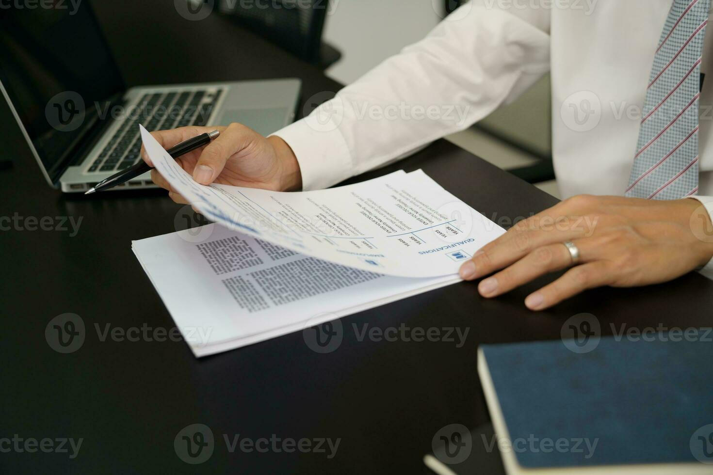 examinador lendo uma currículo durante trabalho entrevista às escritório o negócio e humano Recursos conceito. foto