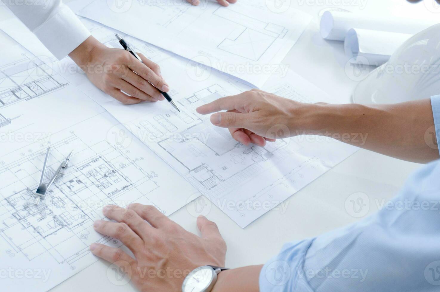 colegas interior desenhador corporativo realização planejamento Projeto em projeto trabalho em equipe conceito com bússola. foto
