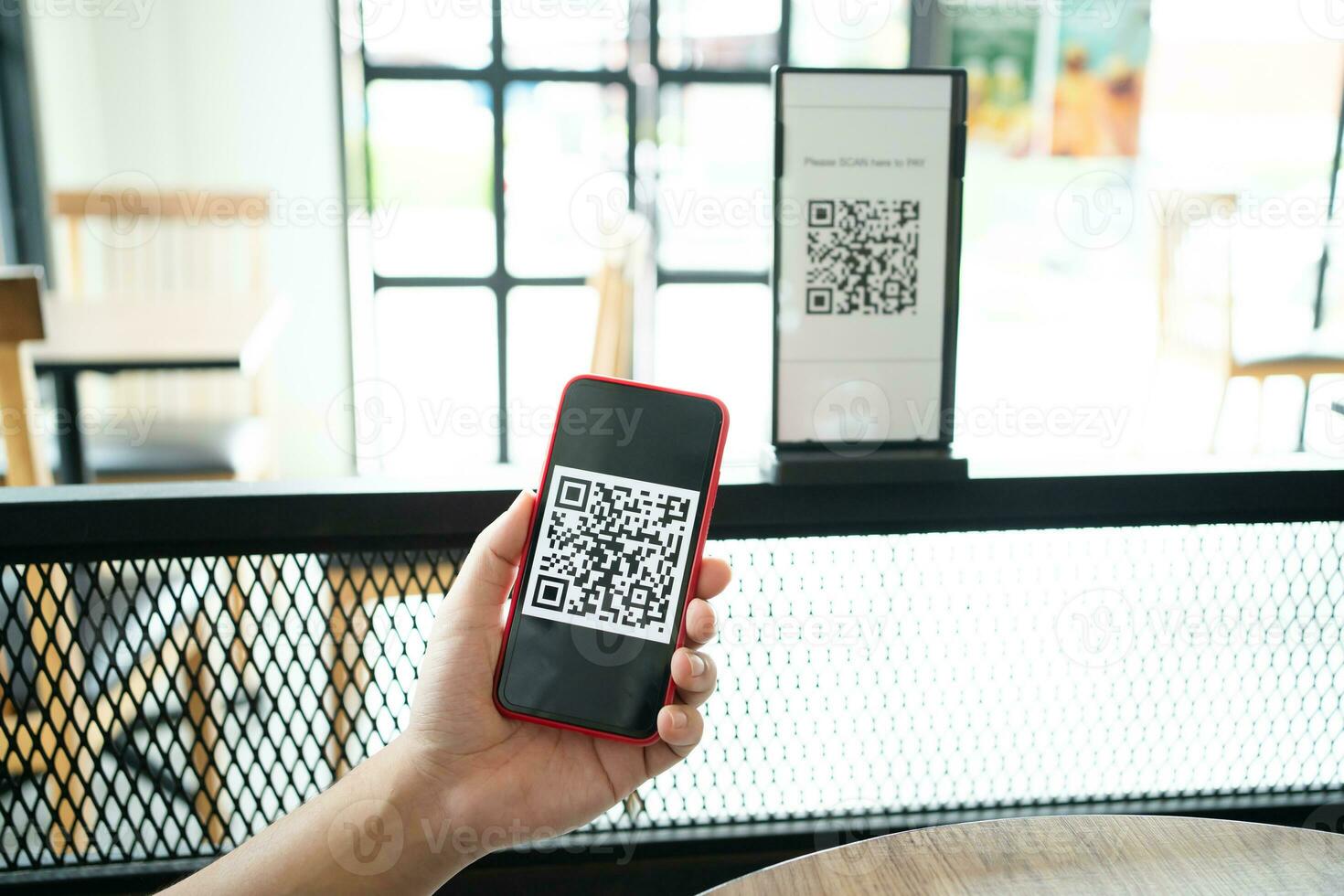 qr código pagamento. e carteira. homem digitalização tag aceitaram gerar digital pagar sem digitalização de dinheiro qr código conectados compras sem dinheiro Forma de pagamento e verificação tecnologia conceito foto